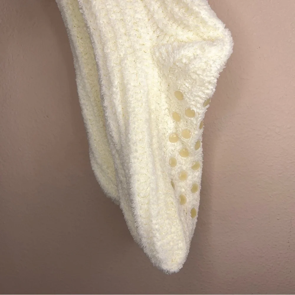 NWOT Women’s Earth Therapeutics Ivory White Fuzzy Knit Grip Socks